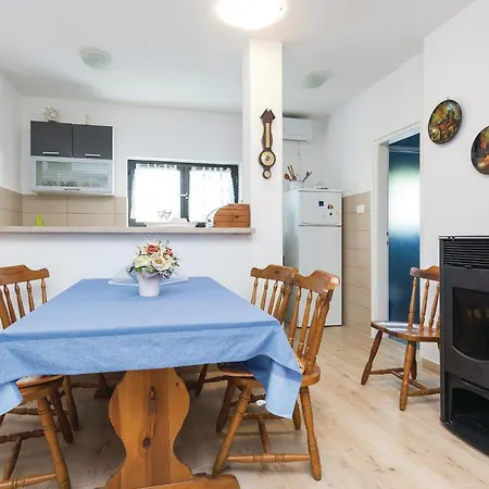 2 Bedroom Awesome Home In Privlaka Holiday home *