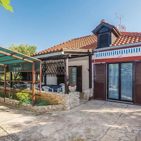 2 Bedroom Awesome Home In Privlaka Holiday home Privlaka (Zadar)