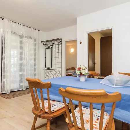 2 Bedroom Awesome Home In Privlaka