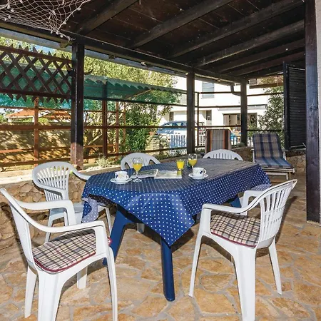 2 Bedroom Awesome Home In Privlaka *